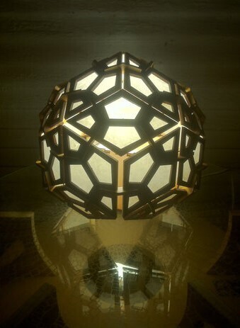 Traumhafte Tischlampe Model "Triocube"