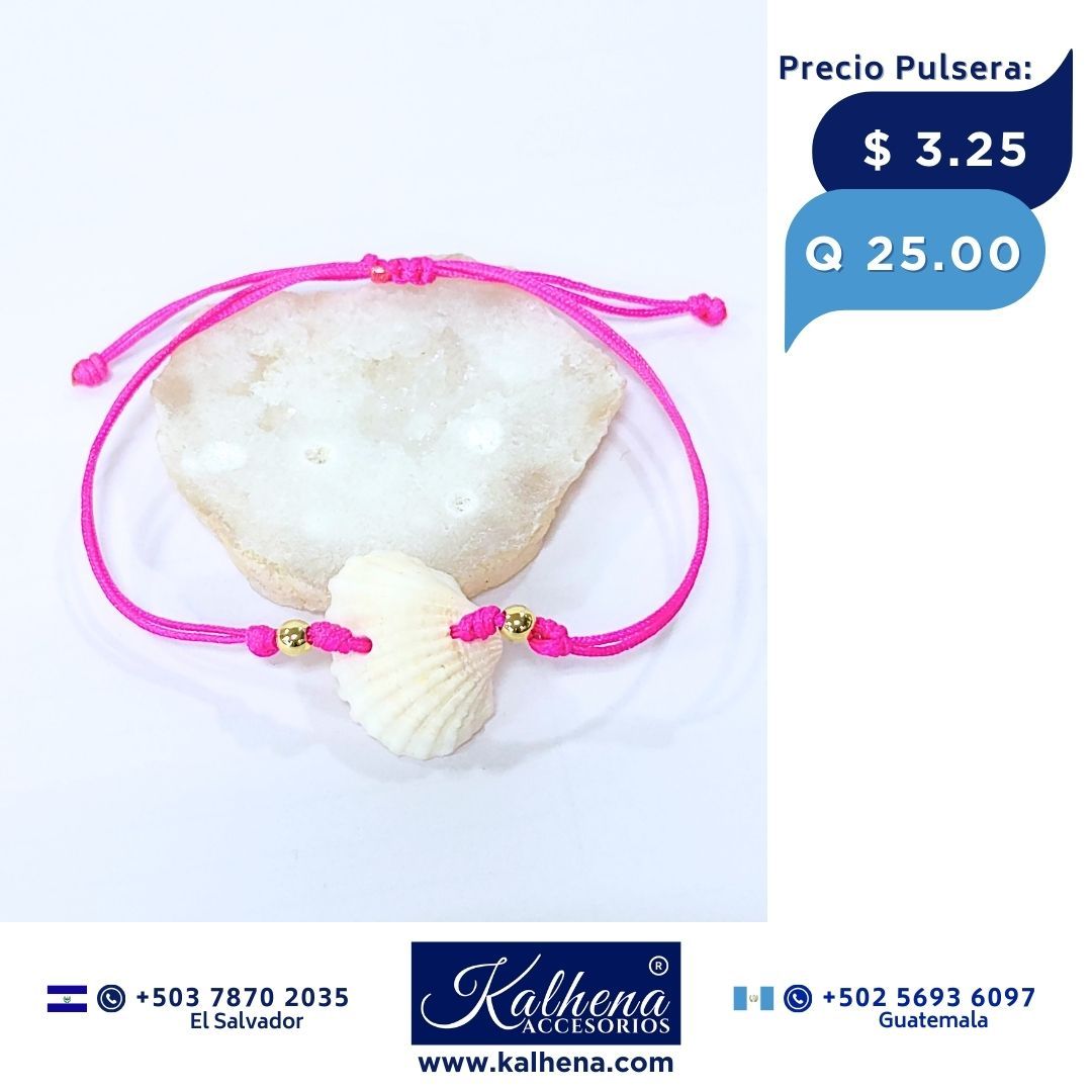Pulsera brazalete en hilo con dije conchita marina