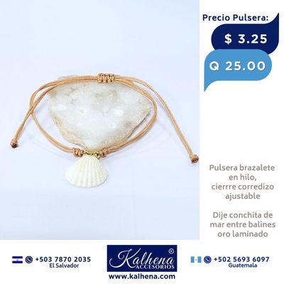 Pulsera brazalete en hilo con dije conchita marina