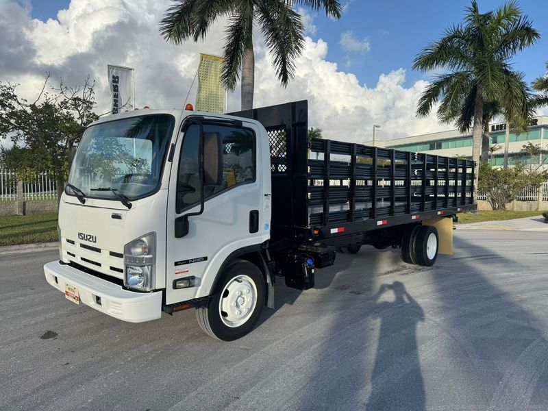 2014 ISUZU NRR W/22'FT STAKE BODY FLAT BED