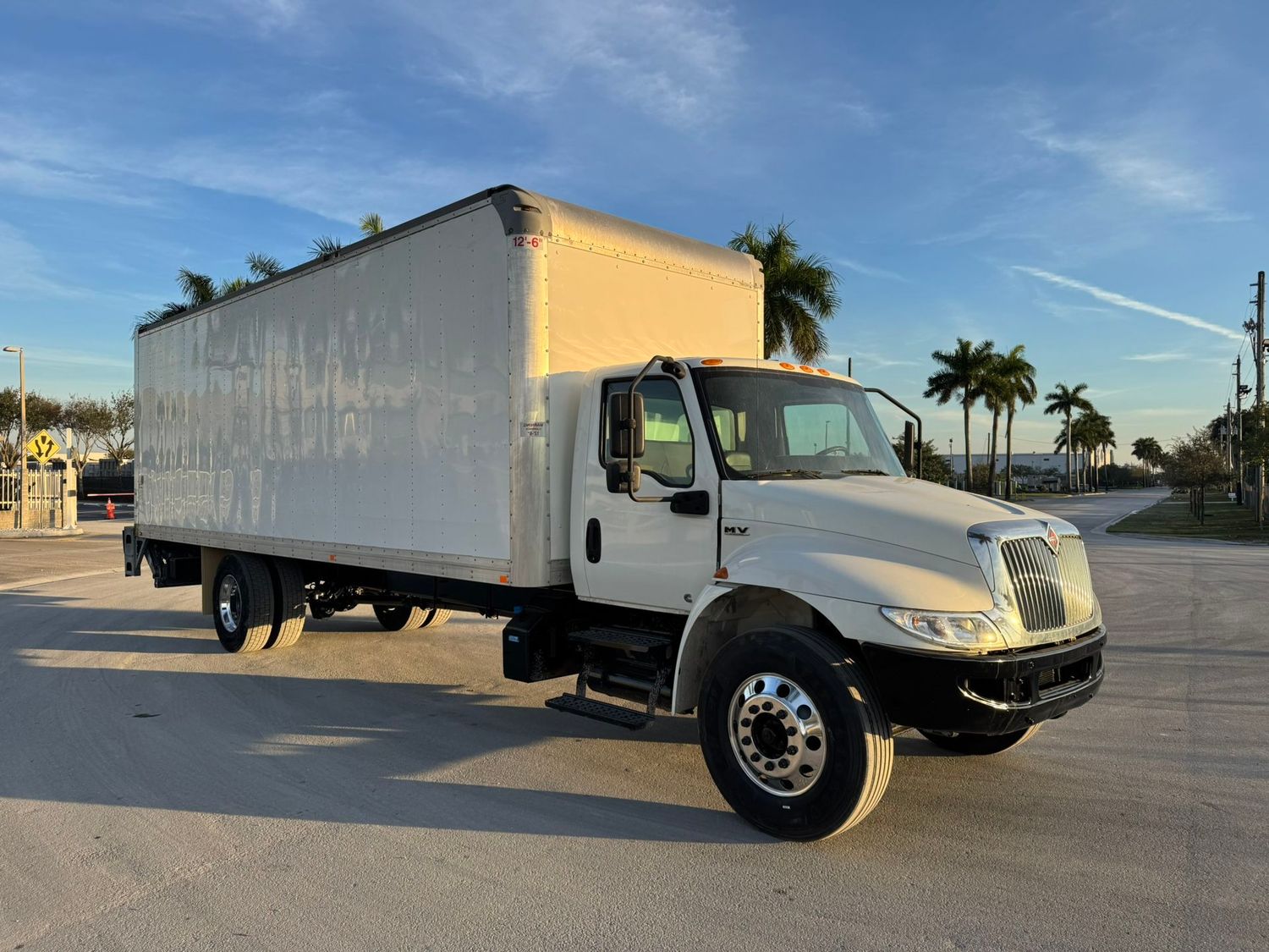 2022 INTERNATIONAL MV W/26'FT BOX W/GALVANIZED TUCK A WAY LIFT GATE