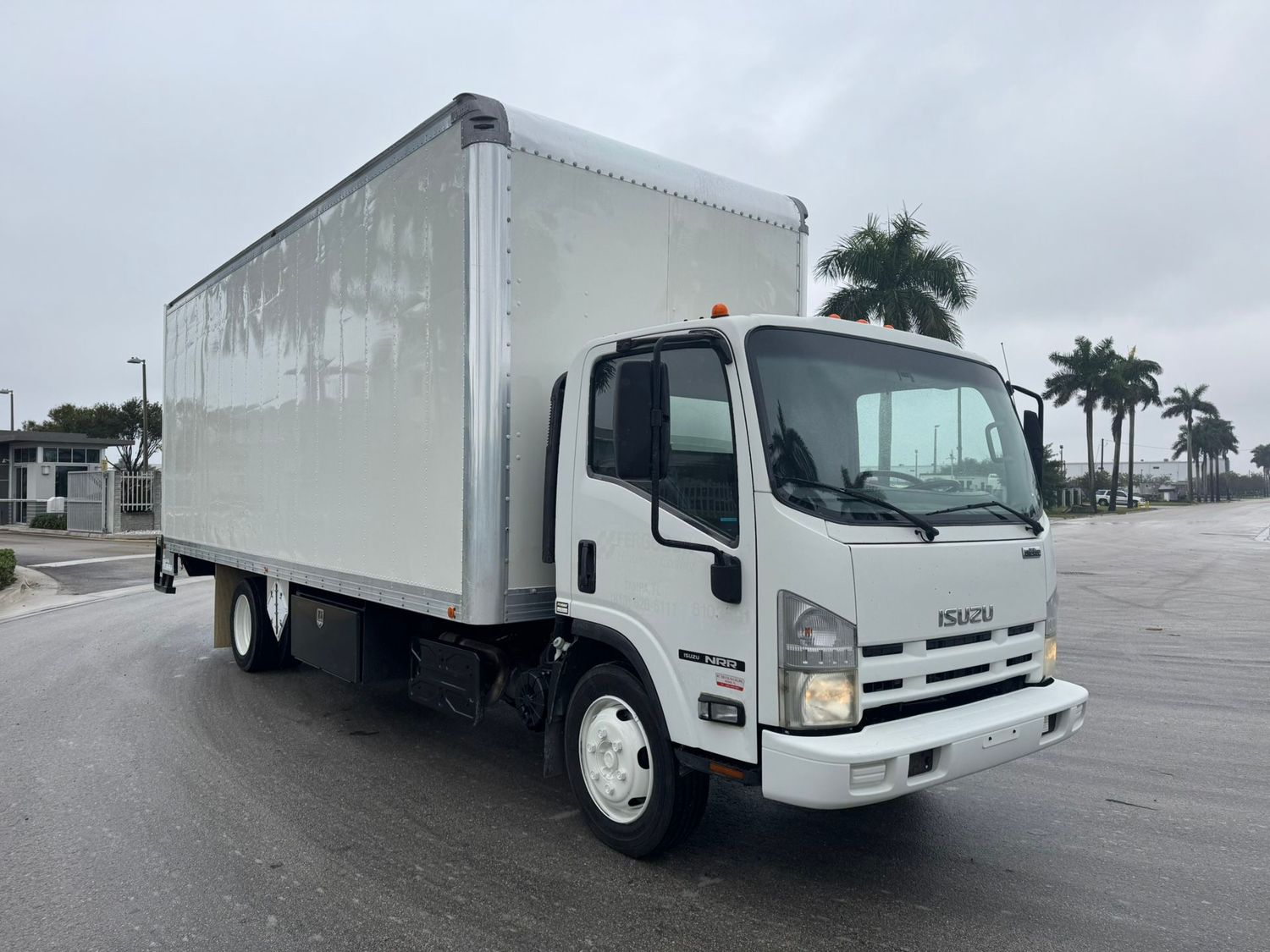 2014 ISUZU NRR W/22'FT BOX WITH STEEL TUCK AWAY LIFT GATE