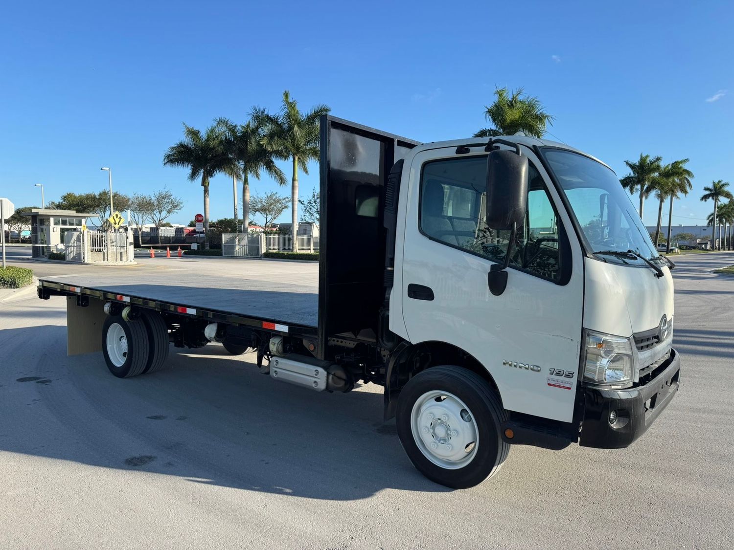 2017 HINO 195 W/18'FT FLATBED
