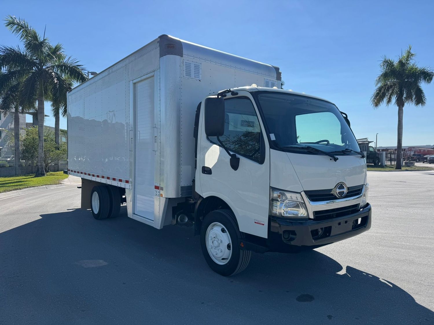 2017 HINO 195 W/18'FT BOX WITH CURBSIDE ELECTRIC ROLL UP DOOR