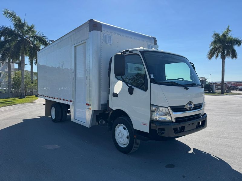 2017 HINO 195 W/18'FT BOX WITH CURBSIDE ELECTRIC ROLL UP DOOR