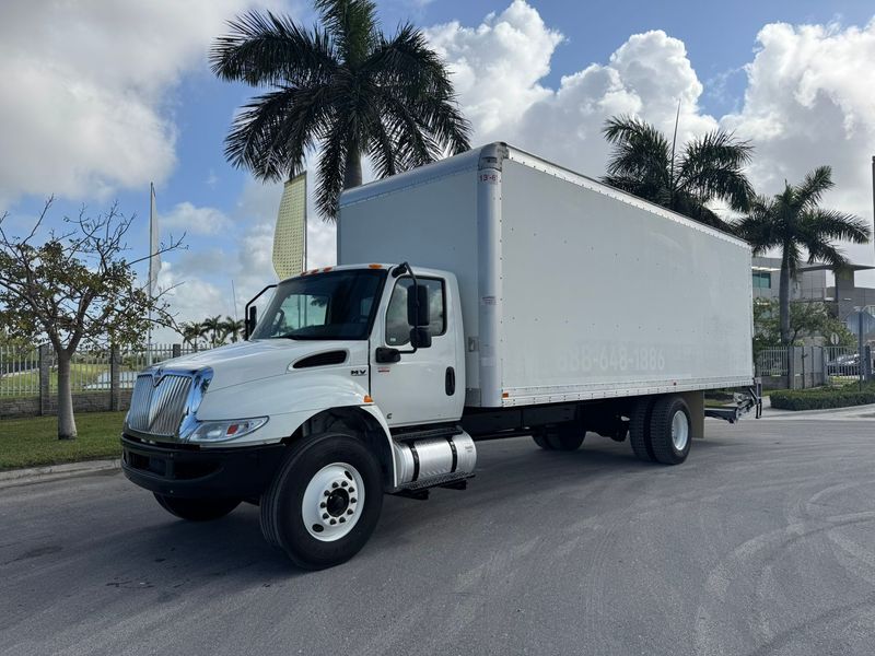 2021 INTERNATIONAL MV w/ 26'ft BOX WITH ALUMINUM TUCK AWAY LIFT GATE
