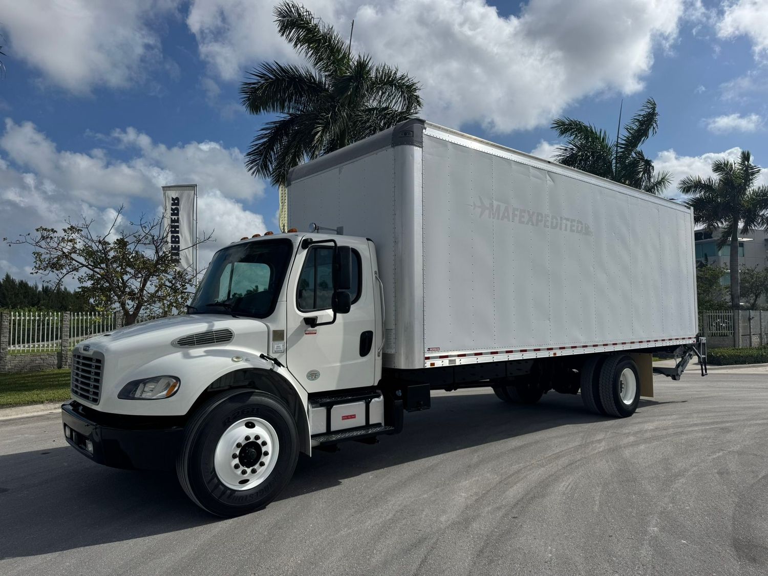2018 FREIGHTLINER M106 W/26'FT BOX WITH TUCK AWAY LIFT GATE