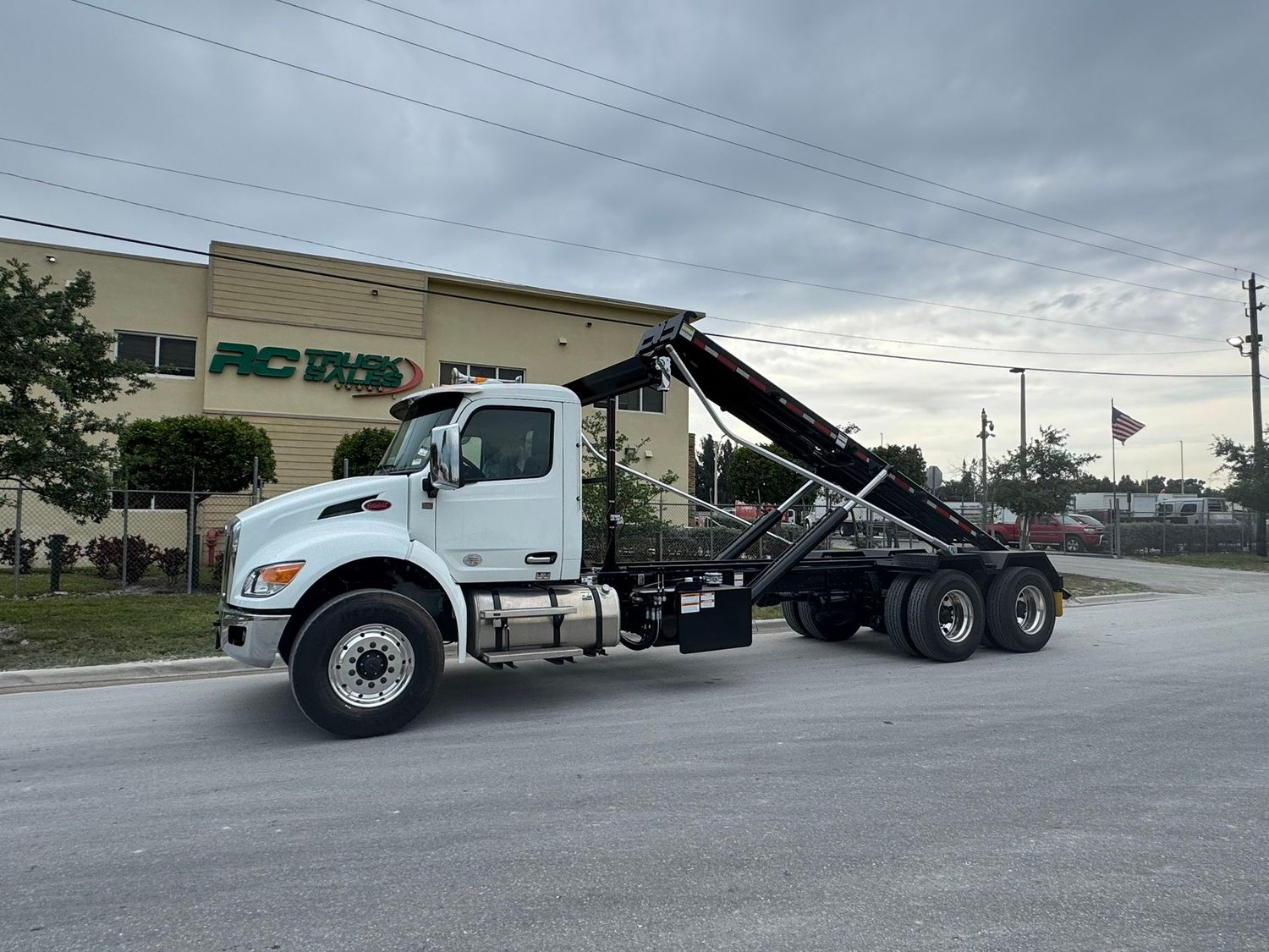 2024 PETEBILT 548 ROLLOFF