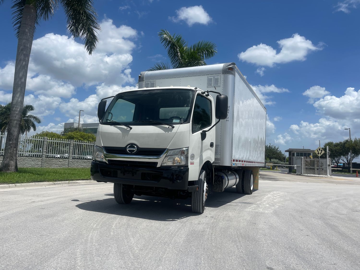 2017 HINO 195 W/18'FT BOX WITH STEP BUMPER AND ELECTRIC SIDE DOOR