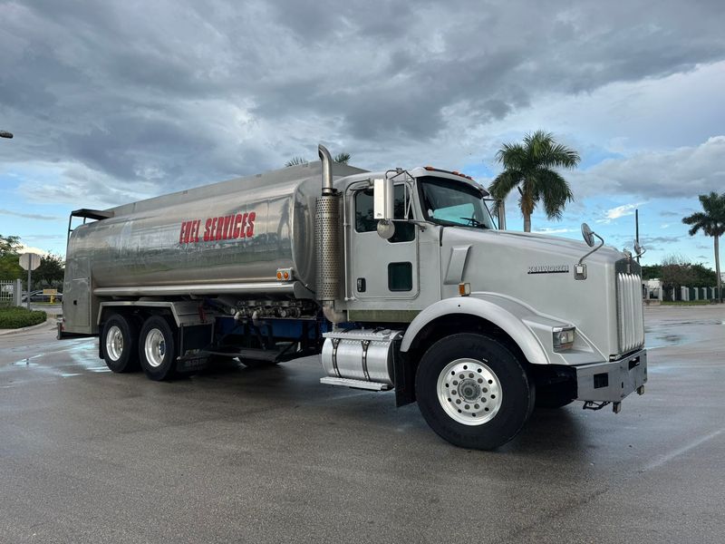 2007 KENWORTH T800 FUEL TANK TRUCK