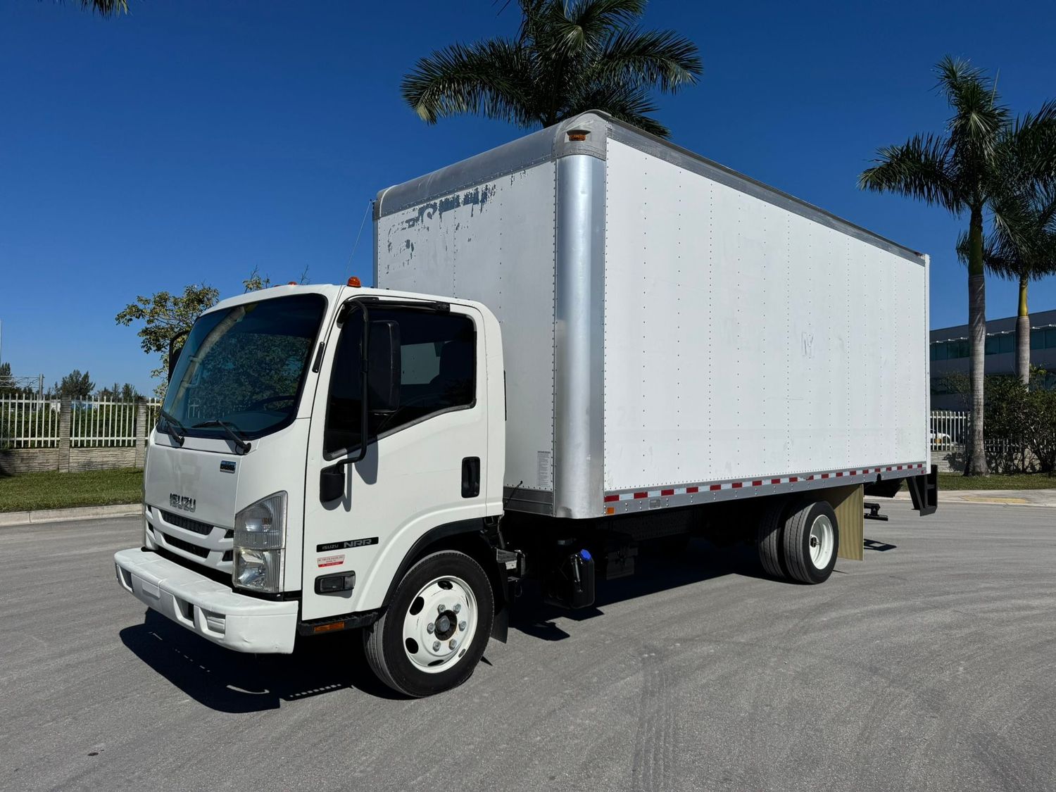 2018 ISUZU NRR W/20'FT BOX W/STEEL TUCK WAY LIFTGATE