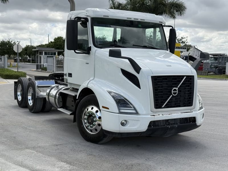 2020 VOLVO VNR DAY CAB TRACTOR TRUCK