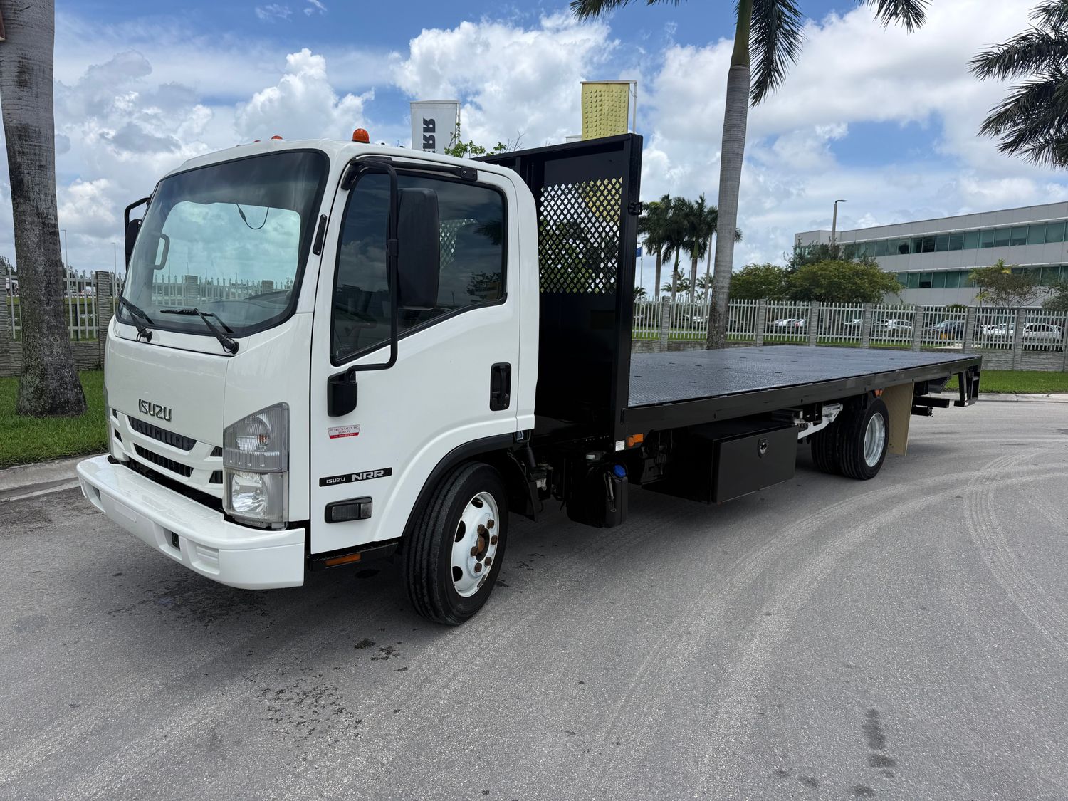2017 ISUZU NRR W/23FT' FLATBED WITH TUCK AWAY LIFT GATE