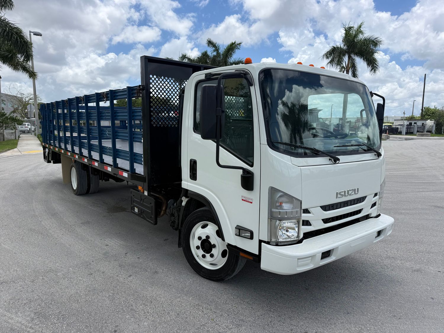 2017 ISUZU NRR W/23'FT FLATBED TUCK AWAY LIFT GATE AND RAILS