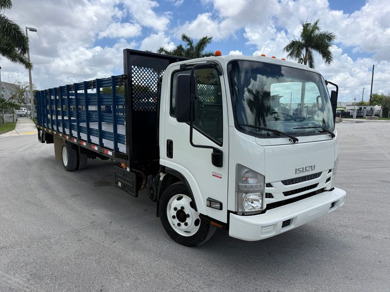 2017 ISUZU NRR W/23'FT FLATBED TUCK AWAY LIFT GATE AND RAILS