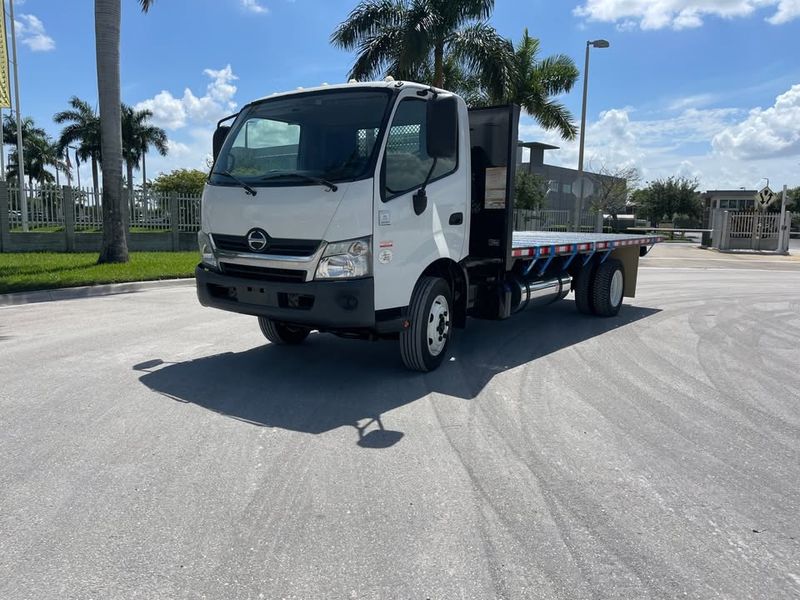 2018 HINO 195 W/18'FT FLATBED