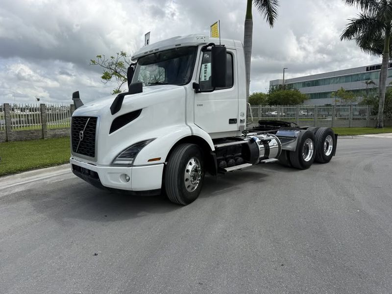 2020 VOLVO VNR DAYCAB