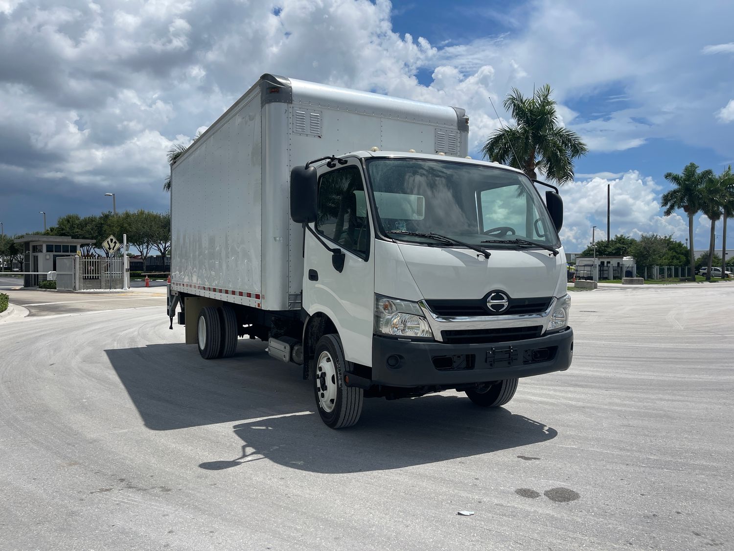 2018 HINO 195 W/18'FT BOX AND TUCK AWAY LIFT GATE