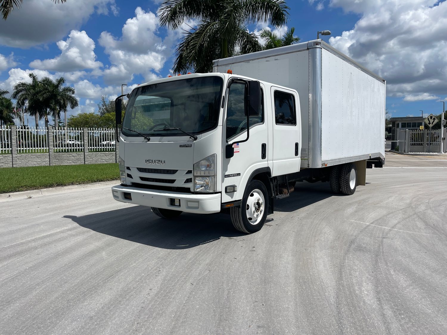2017 ISUZU NPR HD CREW CAB W/16'FT BOX W/DOVETAIL HYDRAULIC RAMP 2017 ISUZU NPR HD CREW CAB W/16'FT BOX W/DOVETAIL HYDRAULIC RAMP