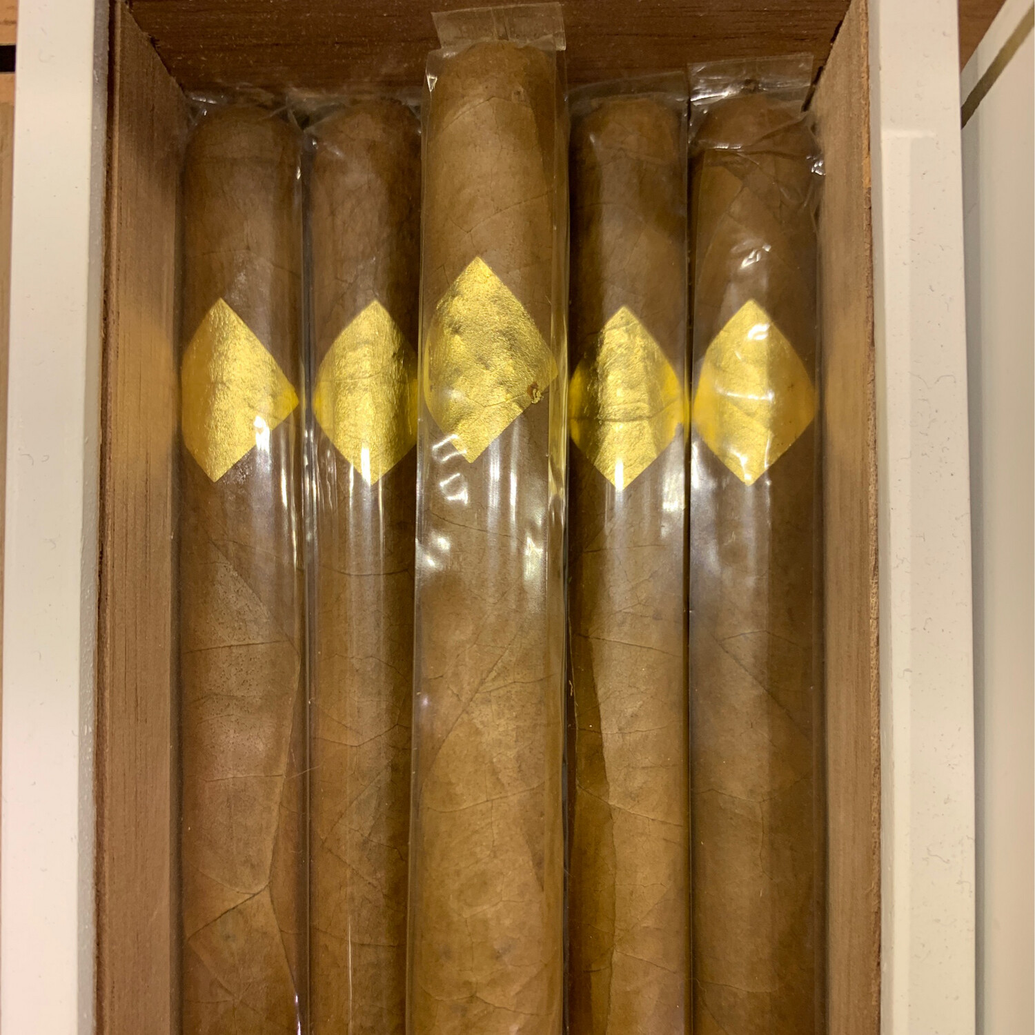 Cavalier Geneve White Series Lancero