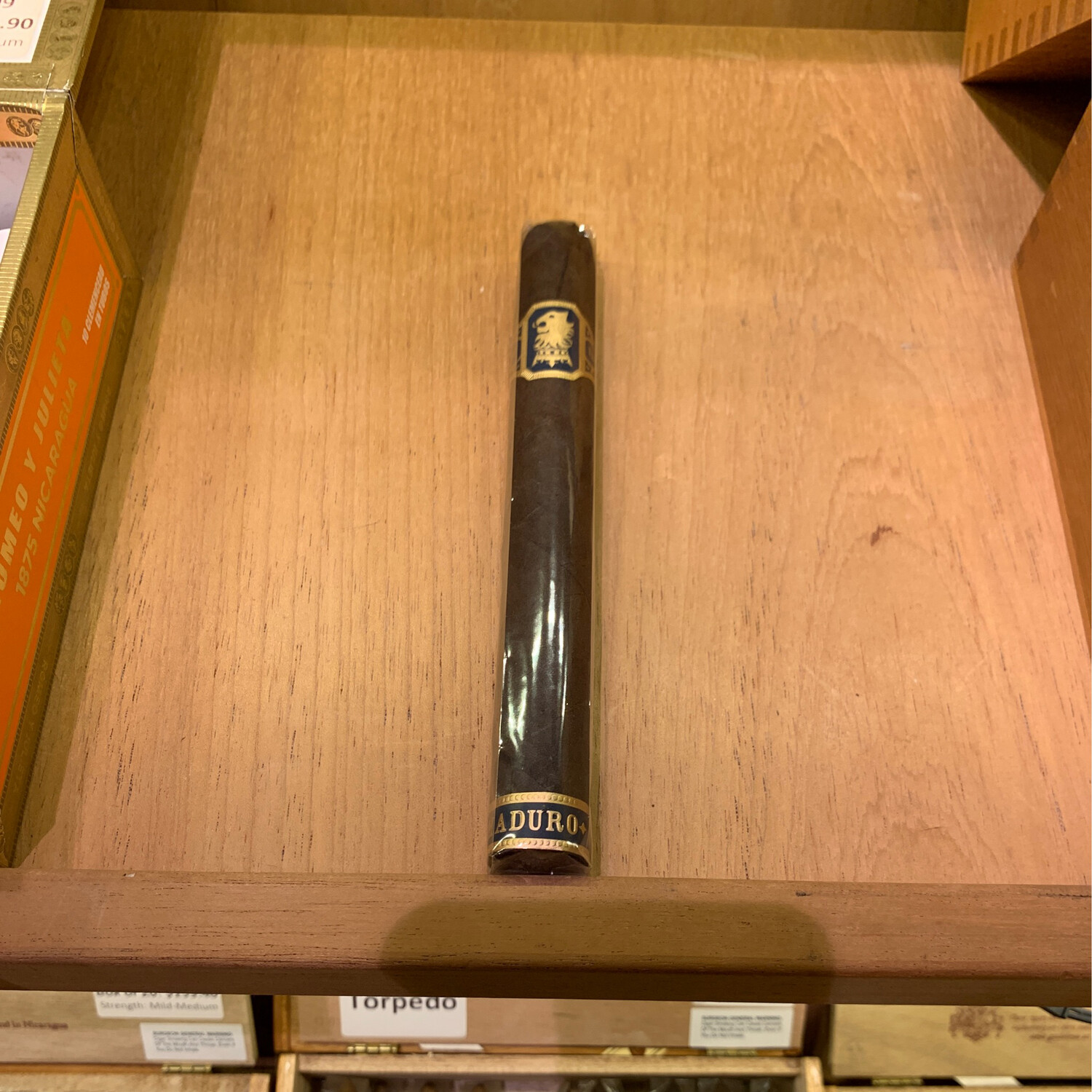 DE - Undercrown Maduro Corona Doble