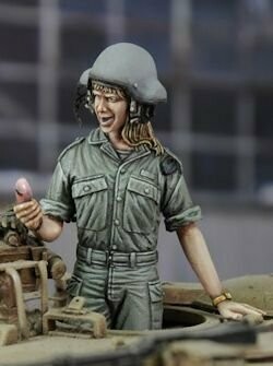 RM35695 ISRAELI WOMAN TANKER "CALL FROM MY BOYFRIEND" (1/35)