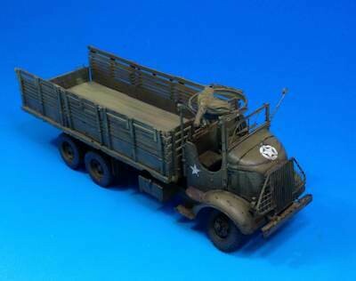 UM218 Cargo Truck 2 1/2 ton 6X6 AFKWX 353 17 ft body opened cab 1/35