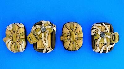 UM133 WW II GERMAN PARACHUTES