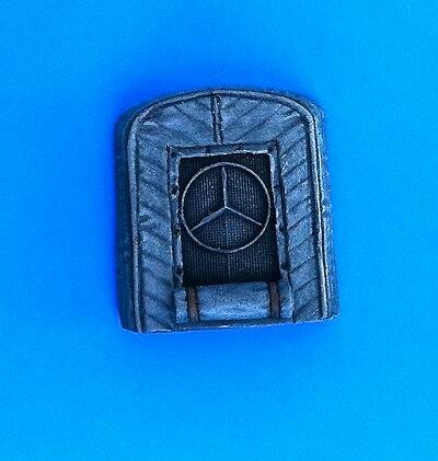 UM263 MERCEDES 1500A/WINTER RADIATOR COVER OPENED