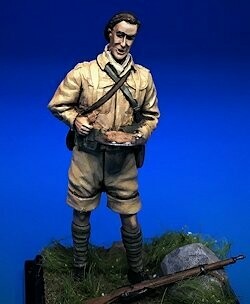 UM494 WW II Italian soldier at rest eating