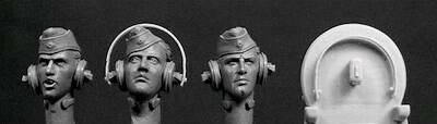 HORHGH26 3 German WW2 panzer crew with schiffken caps. (This set includes 4 headbands for the earphones)