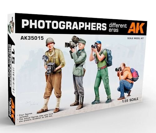 AK35015 Photographers (Different Eras)  1/35