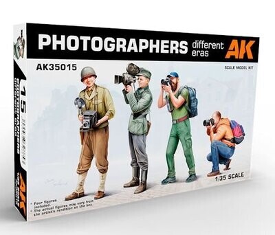 AK35015 Photographers (Different Eras) 1/35