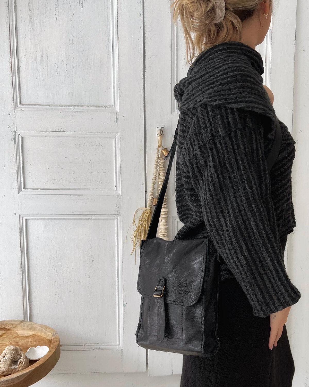 Ink Olives Vespino Leather Bag In Black