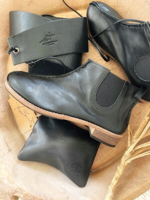 Ink Olives Gnomo Leather Boots In Black