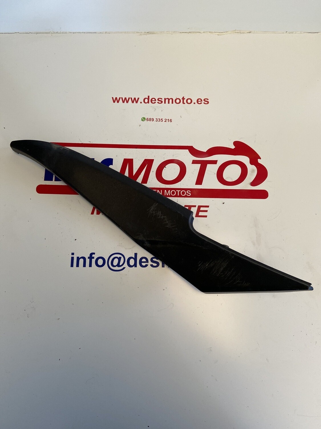 Tapa lateral izquierda bajo depósito kawasaki er 650 2006-2008