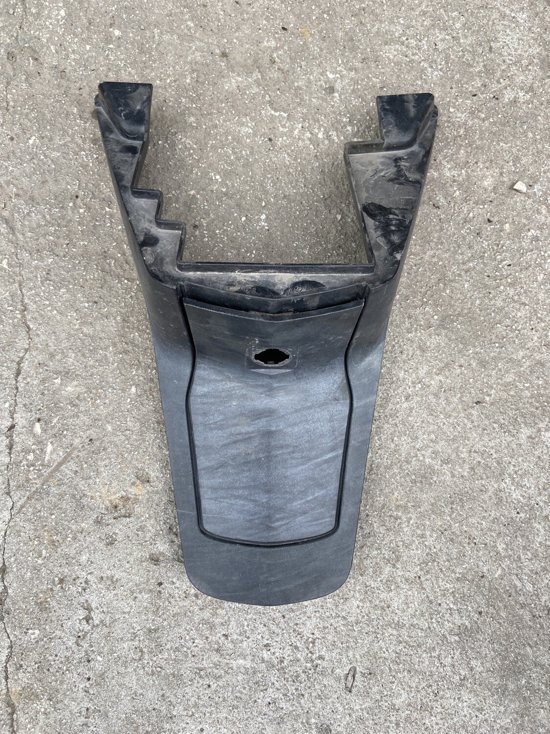 Tapa bajo asiento depósito PEUGEOT SATELIS 125 2006