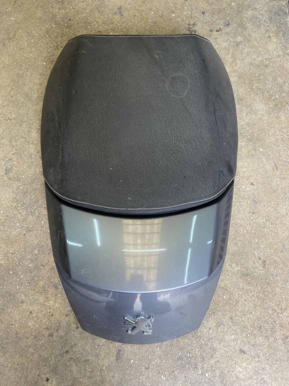 Asiento trasero con tapa tipo 1PEUGEOT SATELIS 125 2006
