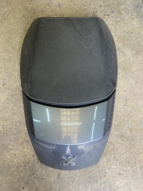 Asiento trasero con tapa tipo 1PEUGEOT SATELIS 125 2006