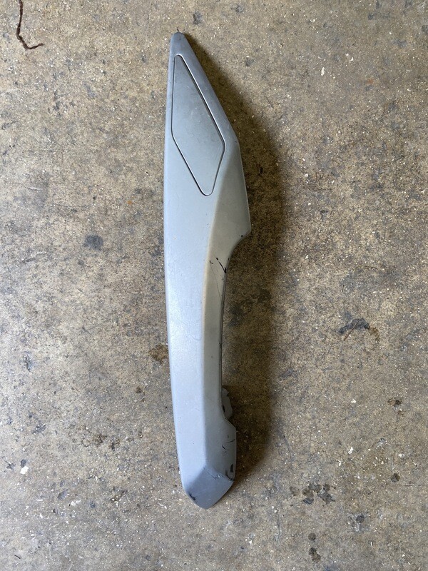 Asidero trasero izquierdo PEUGEOT SATELIS 125 2006