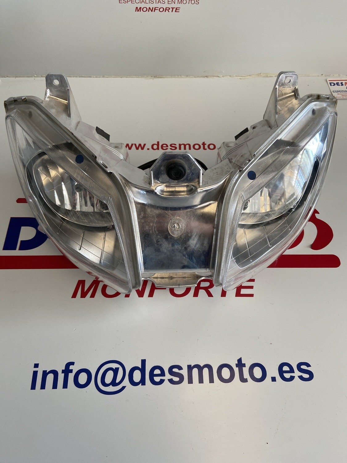 Faro YAMAHA XMAX 250 2011