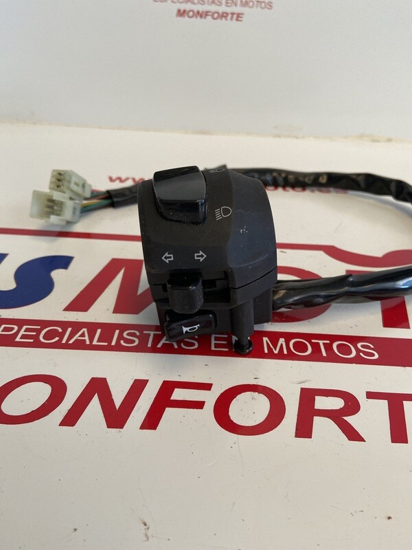 Llave izquierda intermitentes YAMAHA X MAX 250 2011