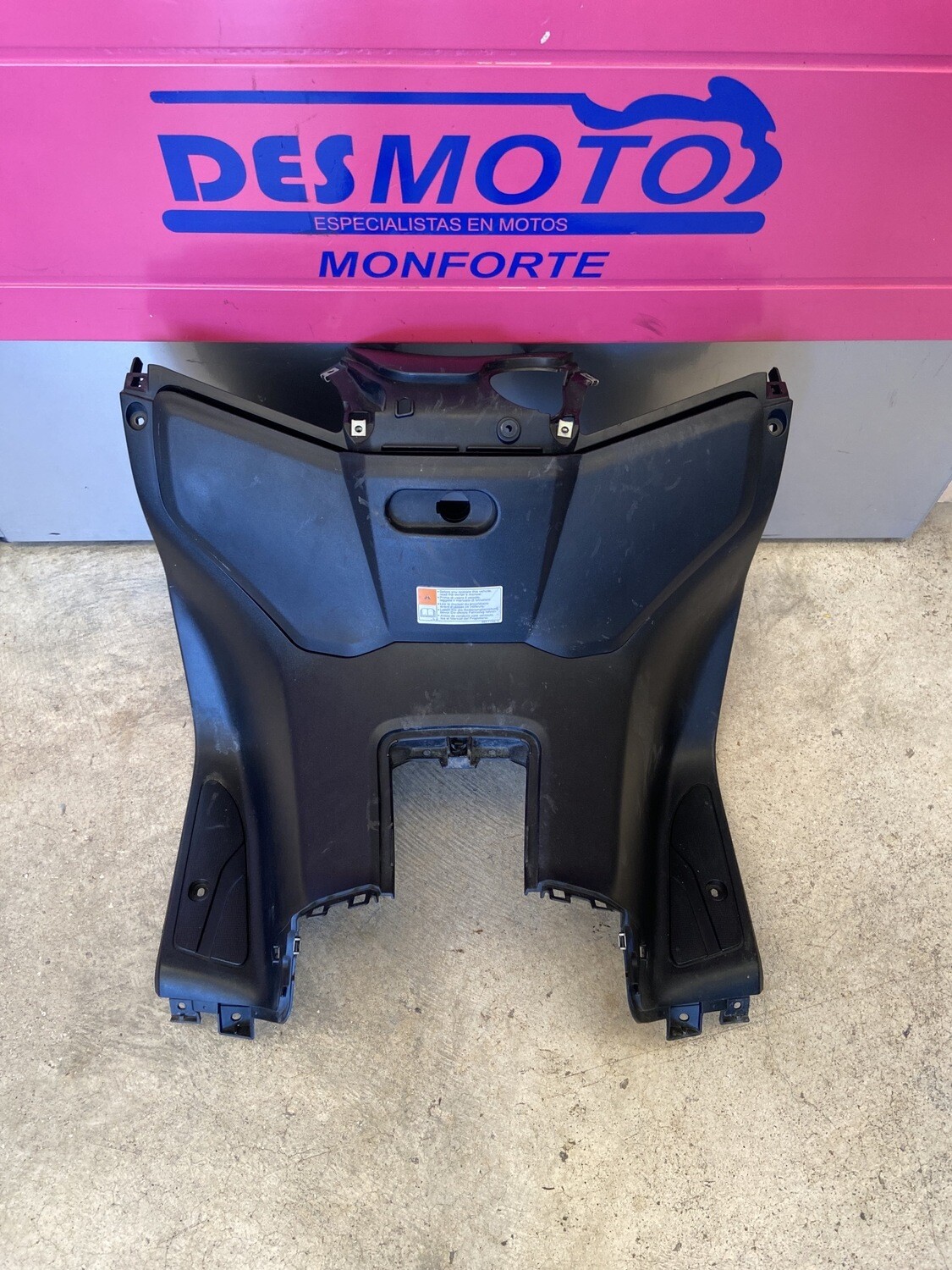 Contraescudo (pequeño desperfecto tapa guantera) YAMAHA X MAX 250 2012