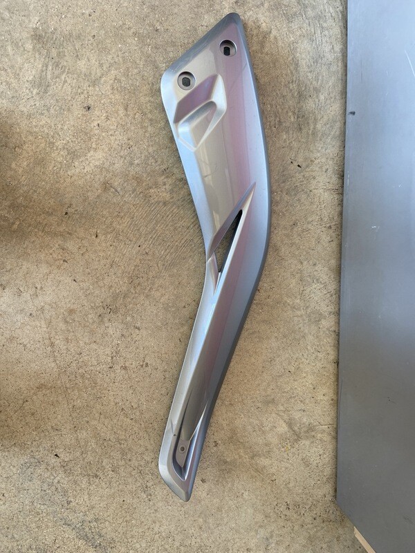 Tapa bajo asiento derecha YAMAHA X MAX 250 2011