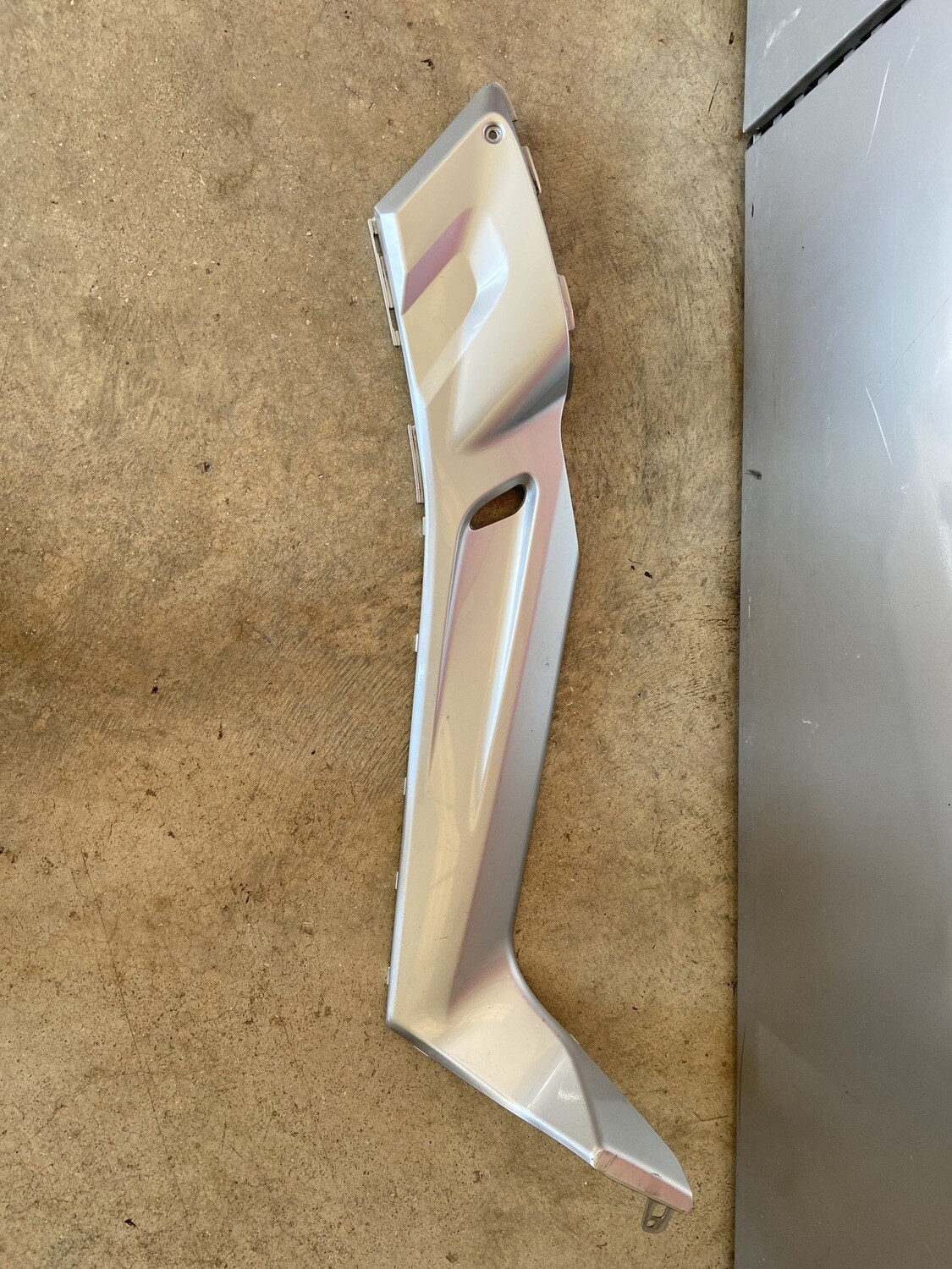 Tapa bajo asiento derecha YAMAHA X MAX 250 2005-2009