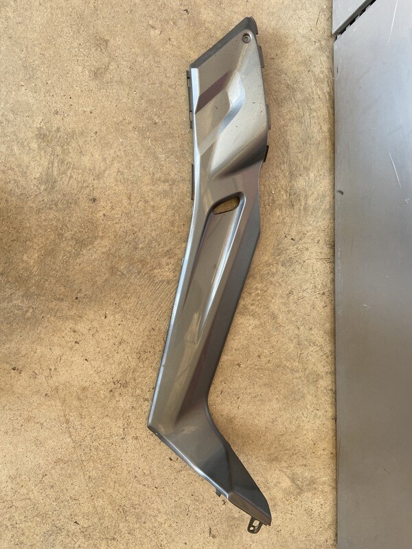 Tapa bajo asiento derecha 2 YAMAHA X MAX 250 2005-2009
