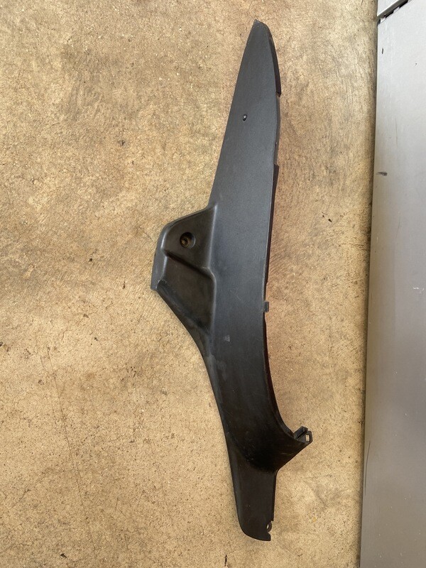 Tapa bajo asiento derecha PEUGEOT ELYSTAR 125