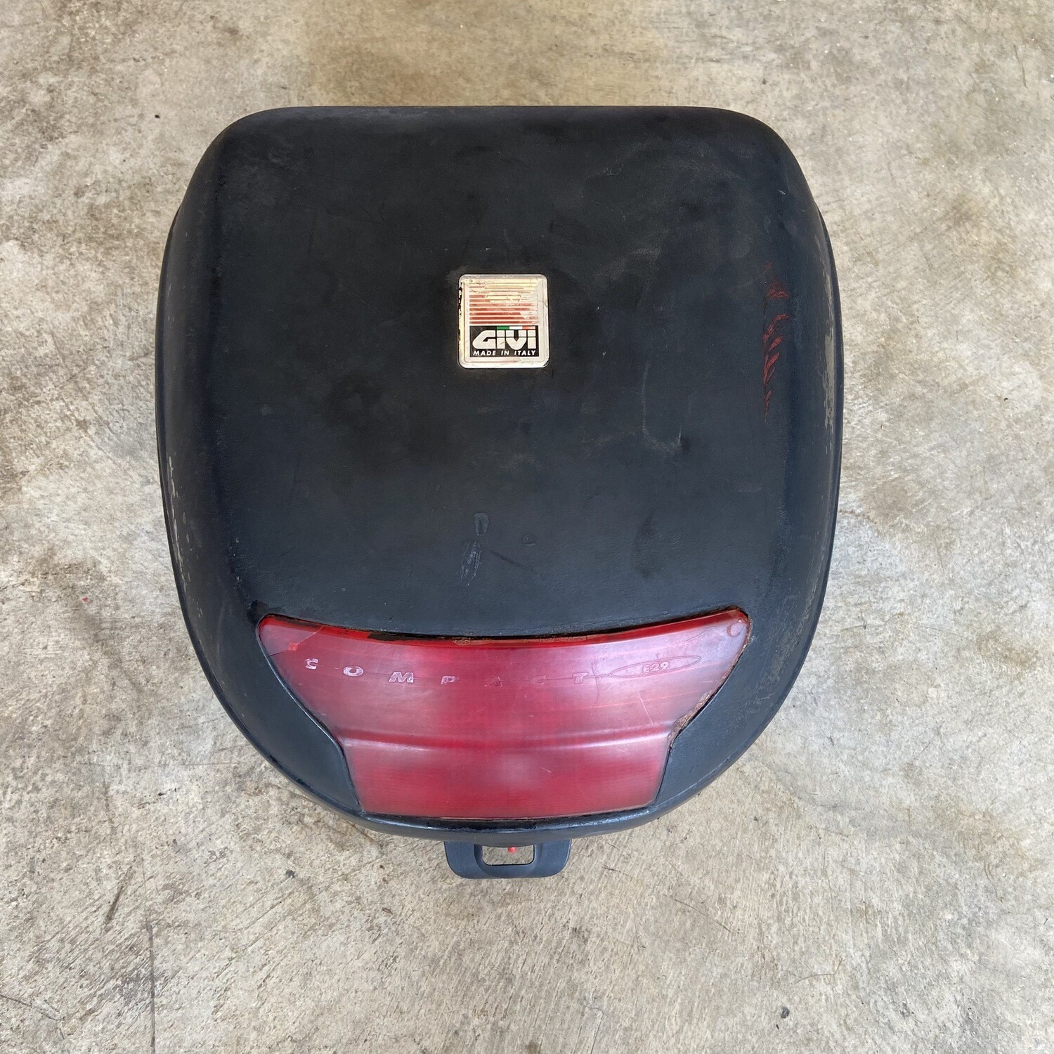 Baúl marca GIVI 28L con soporte