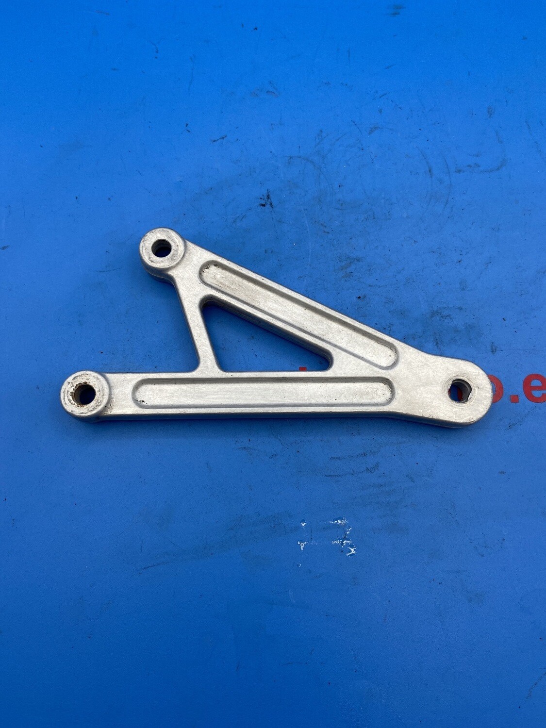 Soporte estribera delantera izquierda DERBI GPR 50 RR