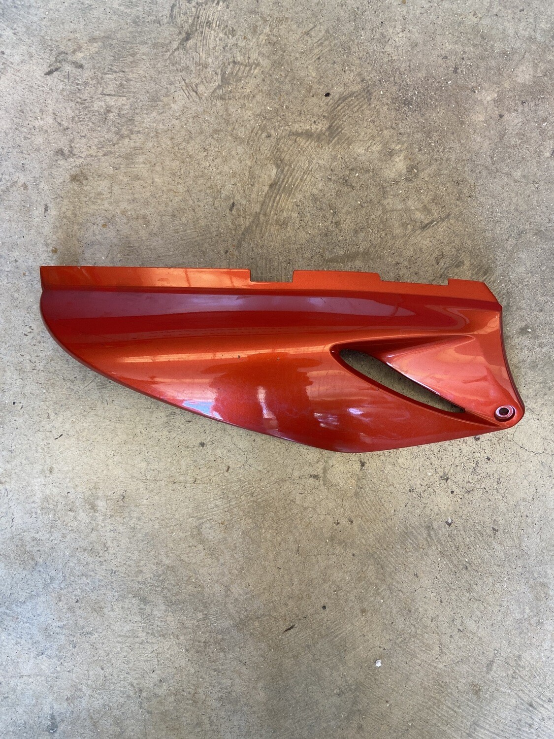 Tapa trasera derecha HONDA VARADERO 125 2004